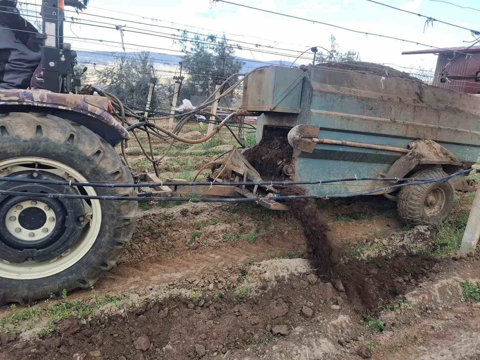 Sarıgöl'de Üzüm Bağlarına Toprak Verimliliğini Artıran Organik Gübre Desteği