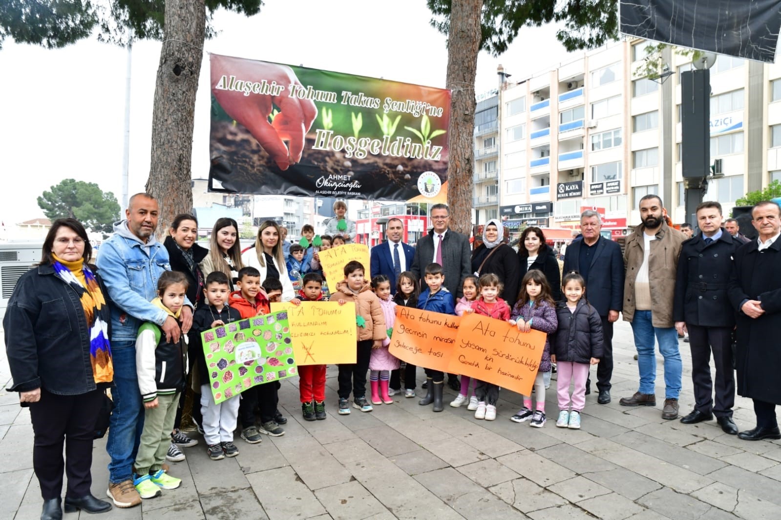 Alaşehir'de Yerli Ata Tohumları Şenlikle Dağıtıldı Alaşehir'de Yerli Ata Tohumları Şenlikle Dağıtıldı