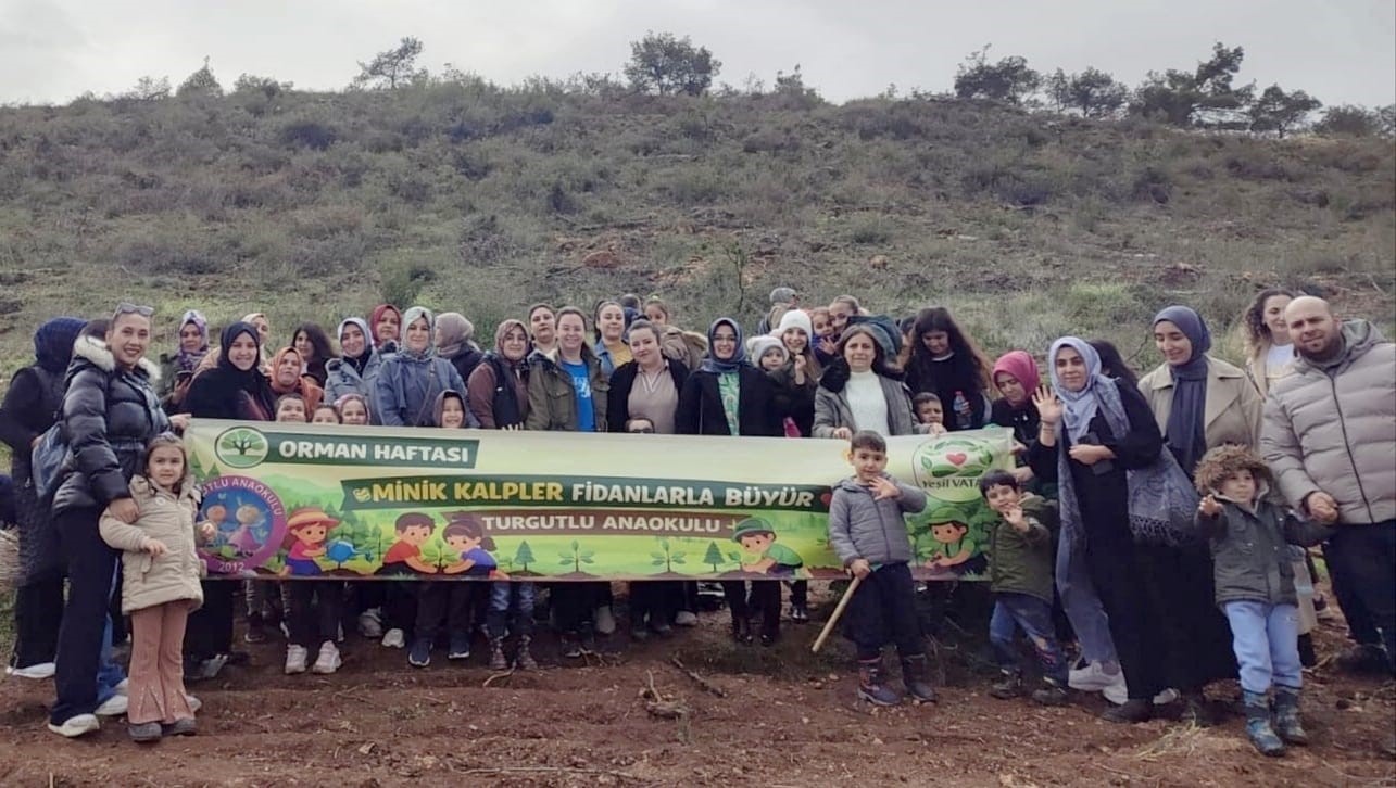 Turgutlulu minikler 250 fidanı toprakla buluşturdu