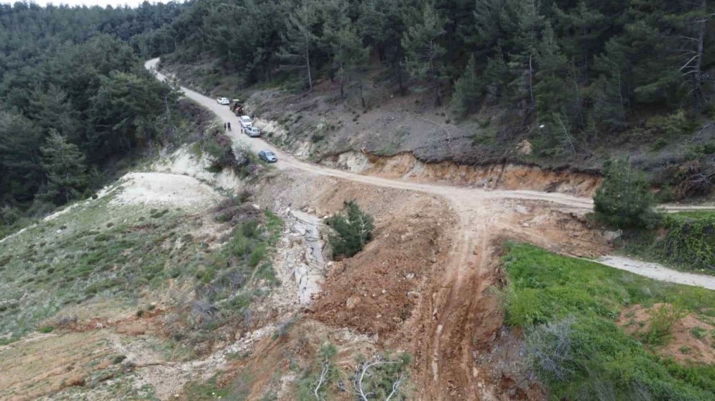 Yol çöktü, mahalleli 3 aydır tarlasına yürüyerek gidiyor