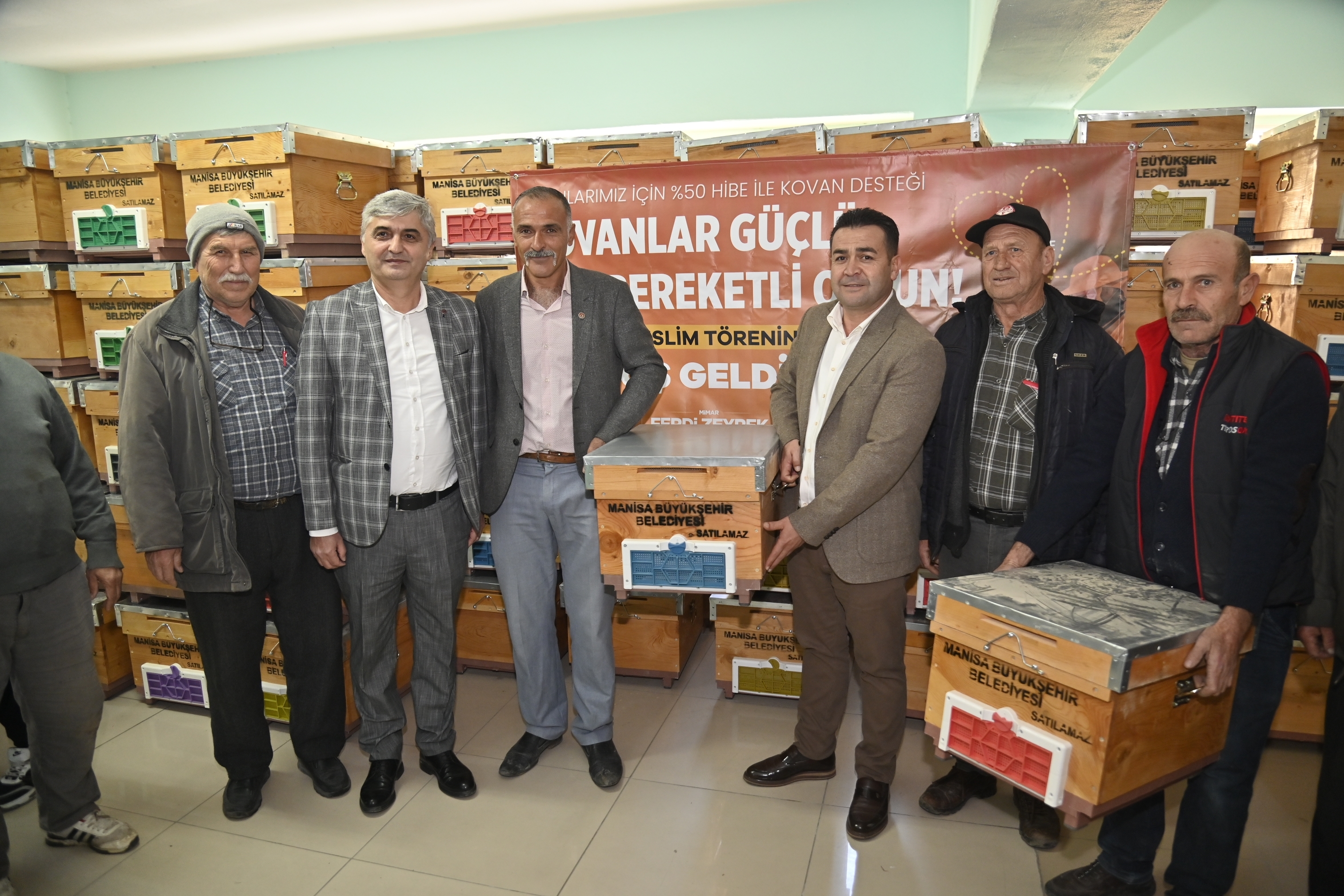 Manisa Büyükşehir Belediyesi'nden Arıcılara 220 Kovan Manisa Büyükşehir Belediyesi'nden Arıcılara 220 Kovan
