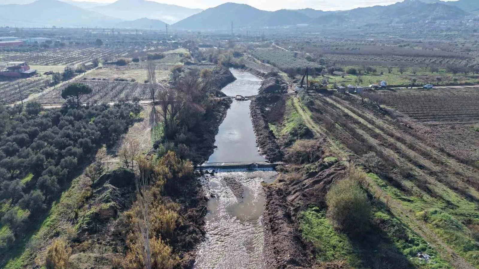 Derbent Mahallesinde Dere Geçişleri Güvenli Hale Geldi Derbent Mahallesinde Dere Geçişleri Güvenli Hale Geldi